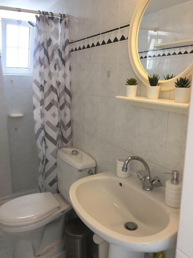 Modern Apartment In Paphos Town Centre Екстер'єр фото