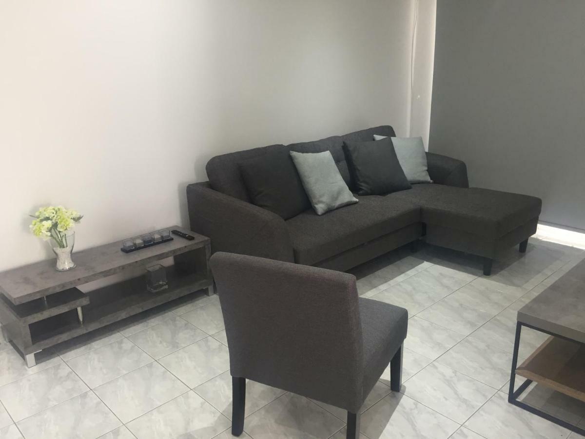 Modern Apartment In Paphos Town Centre Екстер'єр фото
